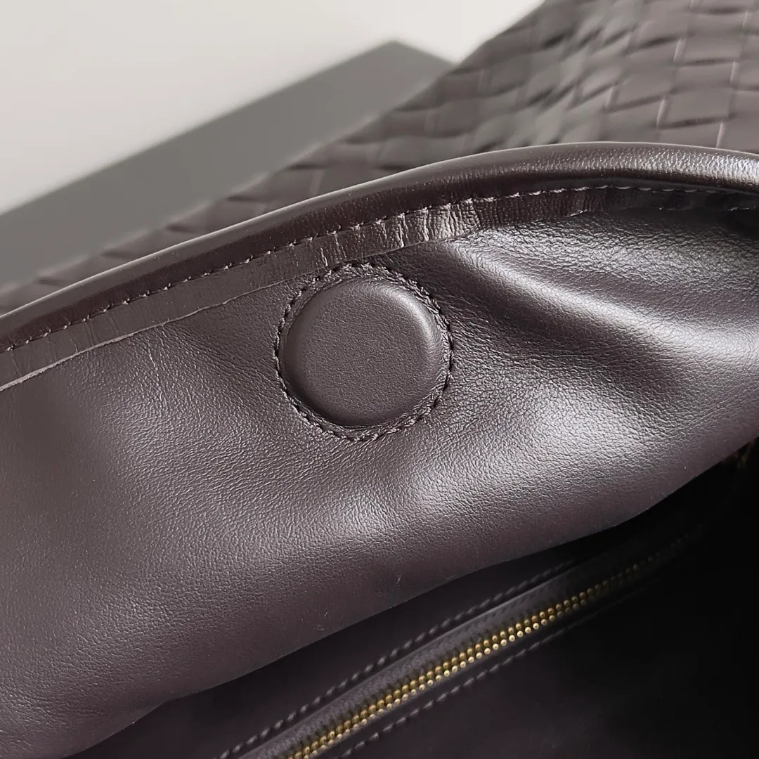 Batch 1960 It seems that this bag from BV has been popular recently ~ The new Hop is really not too beautiful. The whole bag has no seams. The bag body and handles are made of one piece of leather. It reflects the style and essence of Bottega Veneta. It truly represents craftsmanship and creativity. The large size has a very loose and lazy upper body. Big bag lovers will definitely not regret buying it. Style number: 796262 Size: 46*21*10cm